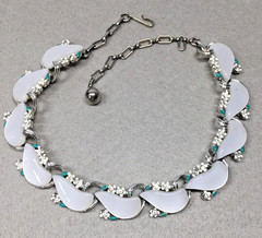 Vintage MID CENTURY SCHRAGER PEARL WHITE & RHINESTONE FLOWERS THERMOSET CHOKER