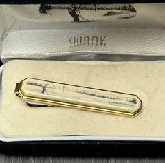 Vintage SWANK Men’s Gold Tone Golf Scene Tie Clip Bar in Original Box