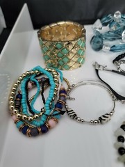 Nice Lot Of 6″ Bracelets Various Types And Colors