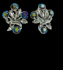 VTG AURORA BOREALIS EARRINGS FLORAL TWIST CLIP-ON SILVER TONE PRISTINE ESTATE