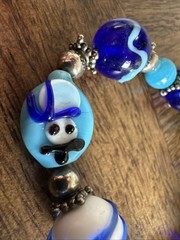 CHRISTMAS THEMED LAMPWORK ART GLASS BEAD STRETCH BRACELET