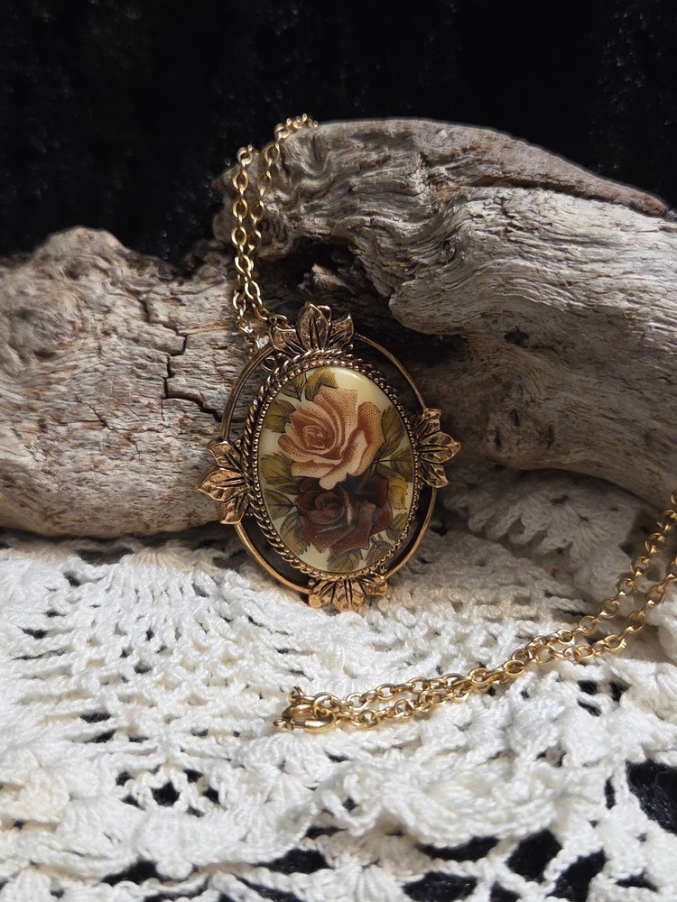 Vtg Sarah Coventry 1977 Rose Marie Cameo Rose Pendant Goldtone 23” Necklace P45