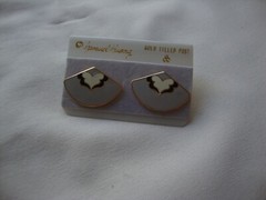 VINTAGE SAMUEL HUANG SIGNED DESIGNER CLOISONNE FAN WHITE BLACK & GRAY EARRINGS