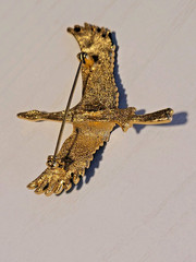 Vtg Giovanni Signed Stork Bird in Flight Gold Plated Enamel Clear Crystal Brooch