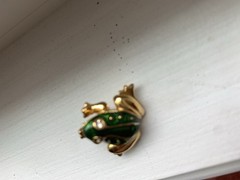 Avon Green Eyed Frog Gold Tone Lapel Pin/Tie Tax