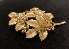 VTG Crown Trifari Gold Tone Leaves & Berries Brooch Pin (1955 to 1969) Signed