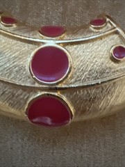 VINTAGE 2 1/4″ GOLD and RED METAL SCARF HOLDER Ideal For Holidays / CHRISTMAS