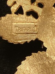 VTG Crown Trifari Gold Tone Leaves & Berries Brooch Pin (1955 to 1969) Signed