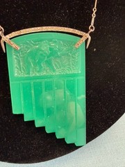 VTG DECO STERLING CHAIN CARVED GREEN ONYX STEPPED LARGE RAISED ELEPHANT PENDANT