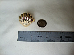 VTG 1970s SCALLOPED SEASHELL GOLD TONE HINGED W/ SAFETY CATCH DRESS/SCARF CLIP