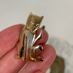 Vtg MEDITATING CAT BROOCH Kitten Jewelry Gold Tone Sleeping 80s 90s Jewelry Pin