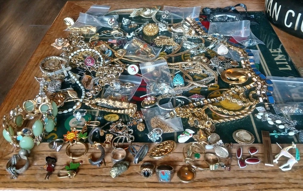 Estate Find Costume Jewelry Lot-Brooches Earrings Necklaces Rings & More (R)