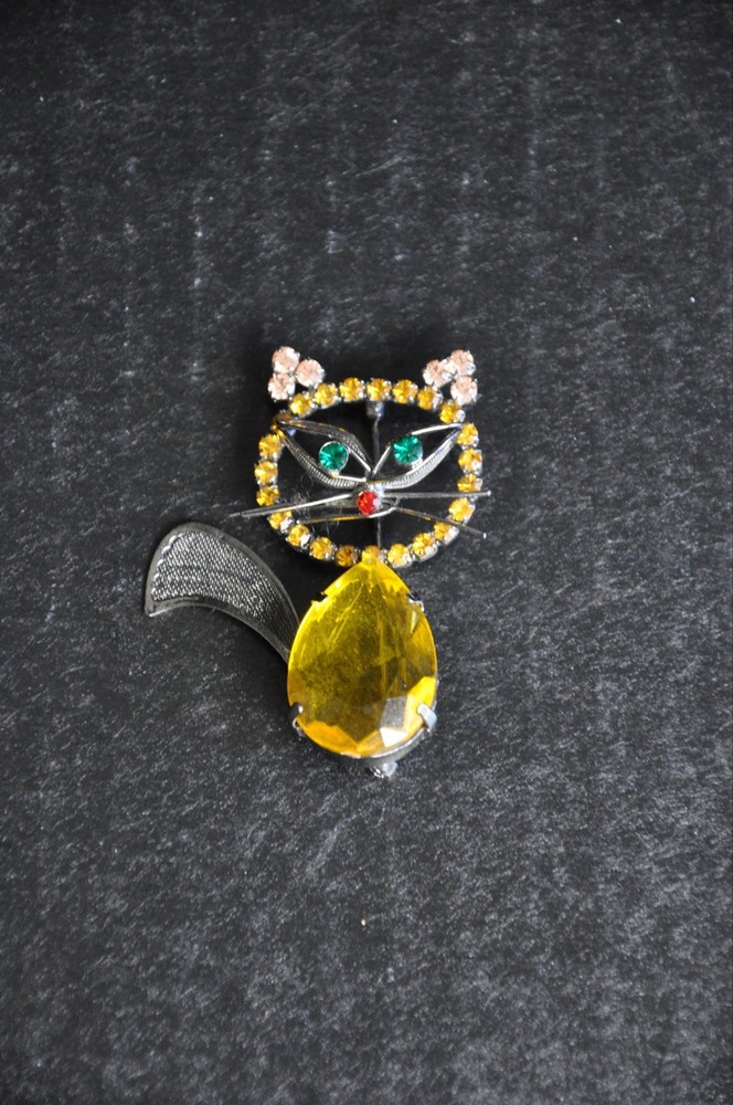 Vintage Green Eyed Rhinestone Cat Brooch ~ Yellow Tummy ~ Fun Whimsical ~ 2”