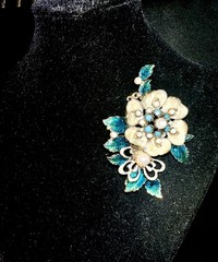 Vtg. Monet Gold Tone Faux Pearl Teal Enamel Flower Brooch BinC