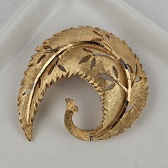 Vintage Gold Tone Brush Metal Textured Curved Leaf Feather Brooch Pin
