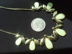 Bib Style Neckl: 7 Ylw Teardrop Multi-Facet Flat Stones, 14 GT Leaves, 17-1/2″L