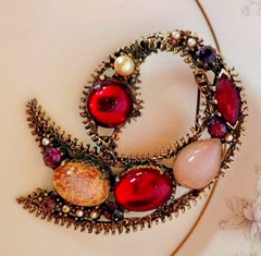 VTG BROOCH Textured Gold Tone Paisley Shape Fire Opal Cabochon Pink Red 2.5 in