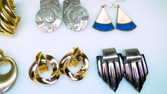 Huge Lot 80s Vint. Earrings 29pr Gold Tone Doorknocker Monet – Isle of Skye etc.