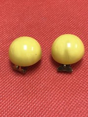 VINTAGE BRASS & BUTTERSCOTCH BAKELITE 0.75″ OR 21 MM BALL SNAP ON EARRINGS