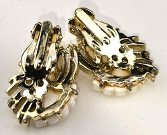 Vintage White Thermoset Lucite Flower 7″ Bracelet Clip Earring Set Gold Tone