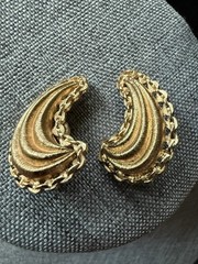 Vintage Monet Paisley Clip On Earrings Gold Tone Capsule Career Workwear Artsy