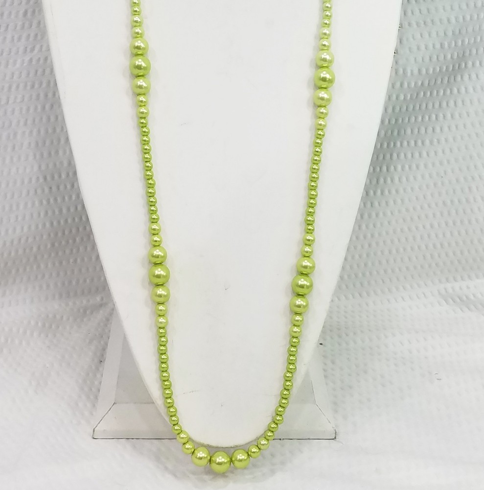 Vintage Celery Green Ombré Graduated in Shade Faux Pearl 41″ Station Necklace