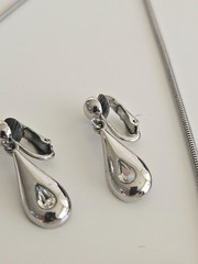 silver-toned V-shaped collar necklace teardrop pendant matching teardrop…