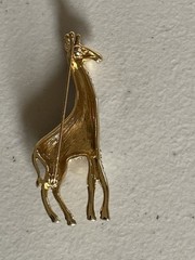 PIPER. K GOLD TONE METAL GIRAFFE DESIGN BROOCH WITH GLASS STONES 2,75”