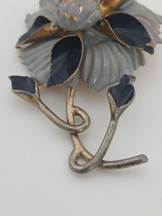 1930s 3.5 in gold tone 3D gray black enamel Flower design fur/dress clip