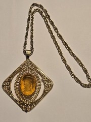 Vintage Mid-Century Amber Glass Cameo Large 2.75″ Pendant Gold 23″ Rope Chain