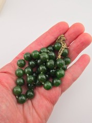 Vintage Necklace Green Serpentine Gemstone 10mm Beads Knotted Gold Tone 24″