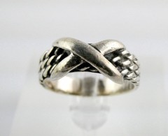 Vintage CW Marsala Silver Plated Metal Criss Cross Design Band Ring Size 8 4.8g