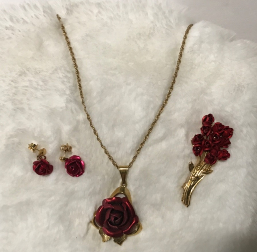 VINTAGE 24” NECKLACE EARRINGS BROOCH GOLD TONE RED ROSE JEWELRY SET