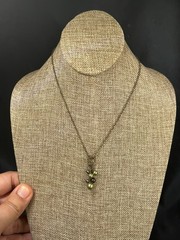 VINTAGE ANTIQUED BRASS FAUX GREY & GREEN PEARL NECKLACE 17.75-19.25”