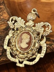 Vintage Gold Tone Cameo Pendant – Framed W Knight & Latin Phrases – Unique