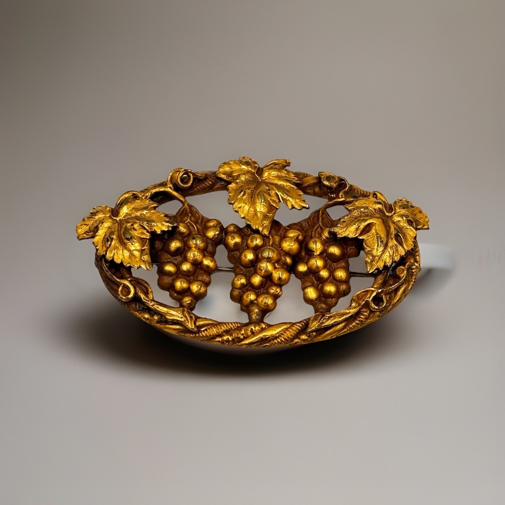 Mid Century Gold Tone Grape Cluster Brooch Pin Vineyard Leaf Vintage 40s-60s