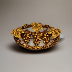 Mid Century Gold Tone Grape Cluster Brooch Pin Vineyard Leaf Vintage 40s-60s