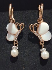 Vintage White Thermoset Leaf Gold-Tone Necklace Butterfly Faux Pearl Earring Set