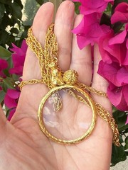 Vintage Gold Tone Cat & Yarn Ball Magnifying Glass Pendant Necklace on 31″ Chain