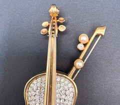 Vintage Swarovski Violin Crystal Faux Pearls Brooch Large Swan Signed Retired 4″