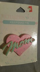 VTG MOM Heart Brooch NEW Old Stock Mother’s Day Keepsake Plastic 3D Pin Gibson