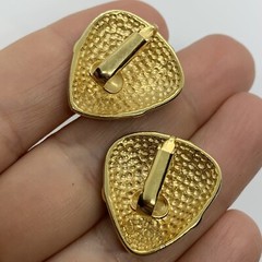 VTG TAN BEIGE ENAMEL MODERNIST GOLD EARRINGS CLIP-ON CREAMY BROWN 7/8”