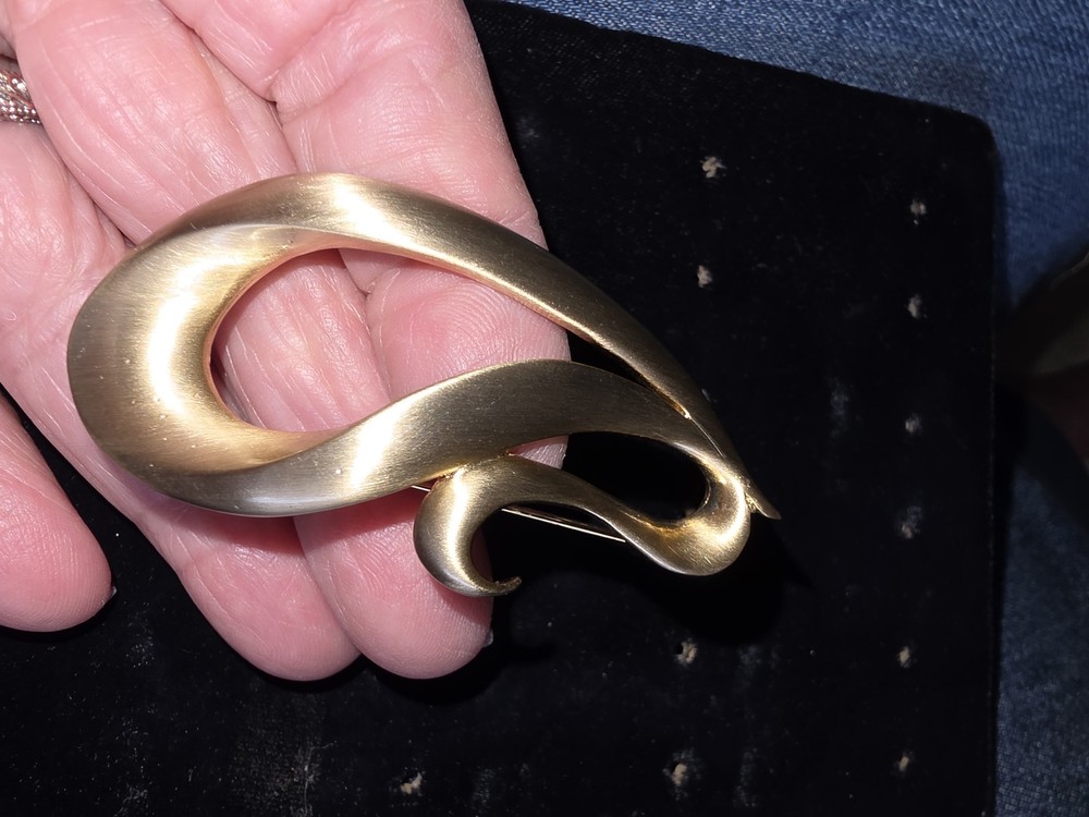 Vintage Abstract Art Brooch Gold Toned Swirl Pin Costume Jewelry Classic