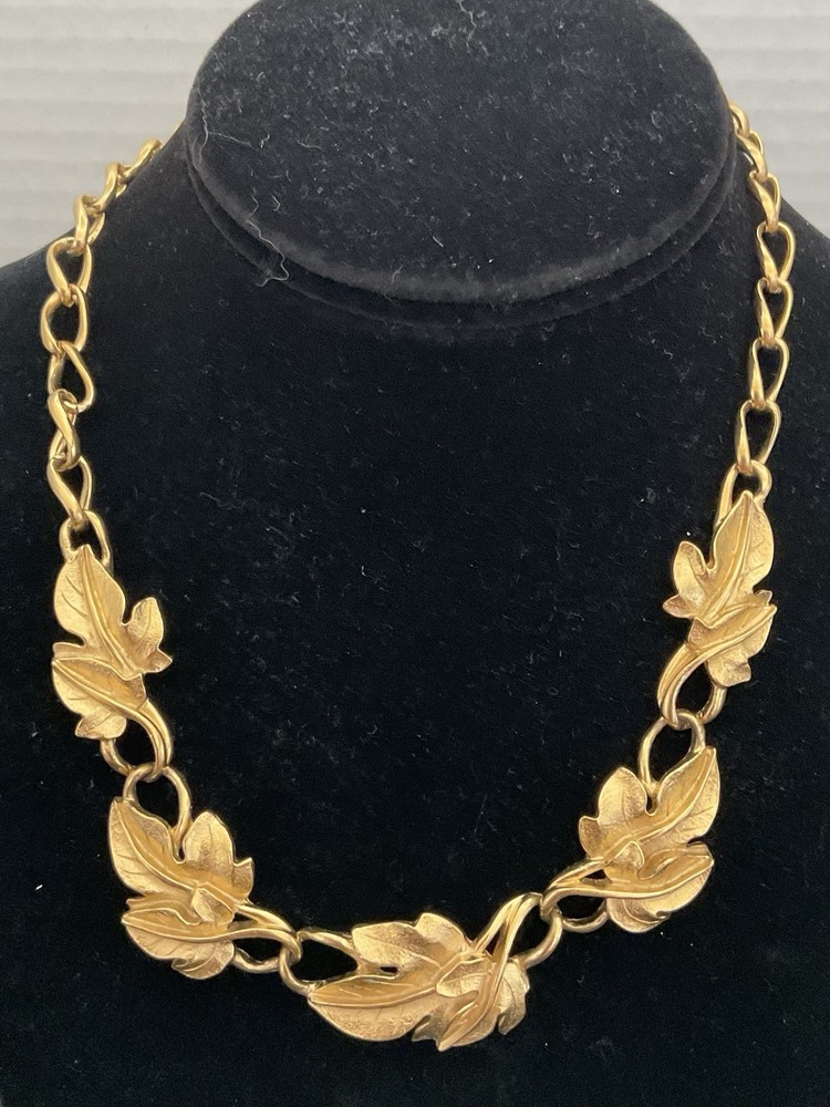 Trifari TM kunio Matsumoto Gold tone Ivy leaf design necklace Vintage estate