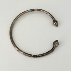 Vintage 925 Sterling Silver Pointed Acorn Oxidized Tribal Etched Bangle Bracelet