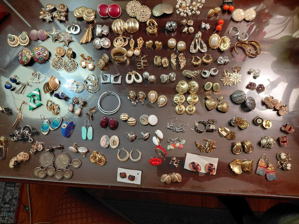 Fabulous vintage earrings 1960’s Lot. ( 108 Pcs )