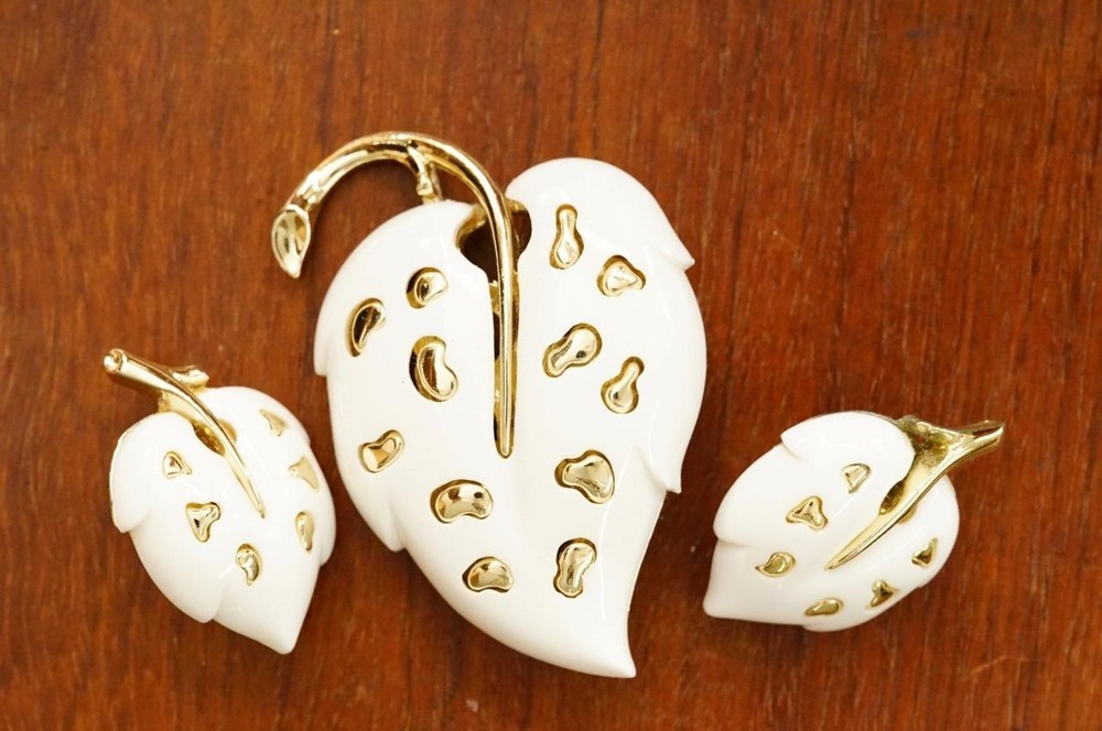 Vintage Costume Jewelry Sarah Coventry White Velvet Brooch Pin Clip Earrings Set