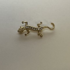 VTG Tiny Brooches Pins Gold Tone Lizard Green Eyed Frog Trifari Frog Kore Fish