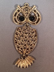 Sarah Coventry gold-toned owl pendant with black cabochon eyes.