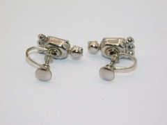B836-VINTAGE SCREWBACK EARRINGS~SILVER TONE/PRONG SET STONES~3/8″ WIDE